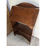 Mueble Escritorio De Madera, Tipo Secreter, 2 Estantes 1 Puerta - Imagen 2