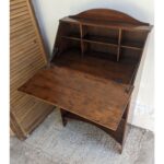 Mueble Escritorio De Madera, Tipo Secreter, 2 Estantes 1 Puerta - Imagen 3
